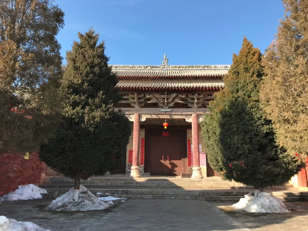 两株柏树夹着通往殿宇的甬道
