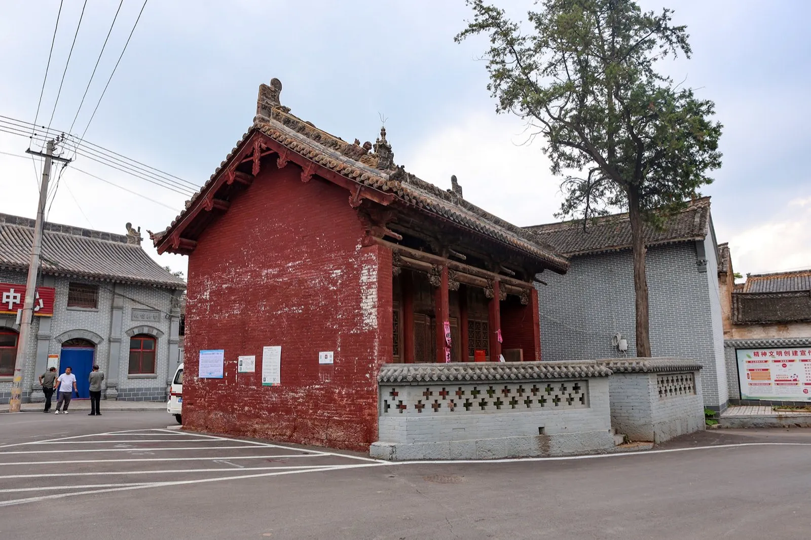 平川村街边的济渎庙,红墙小殿,旁有古树