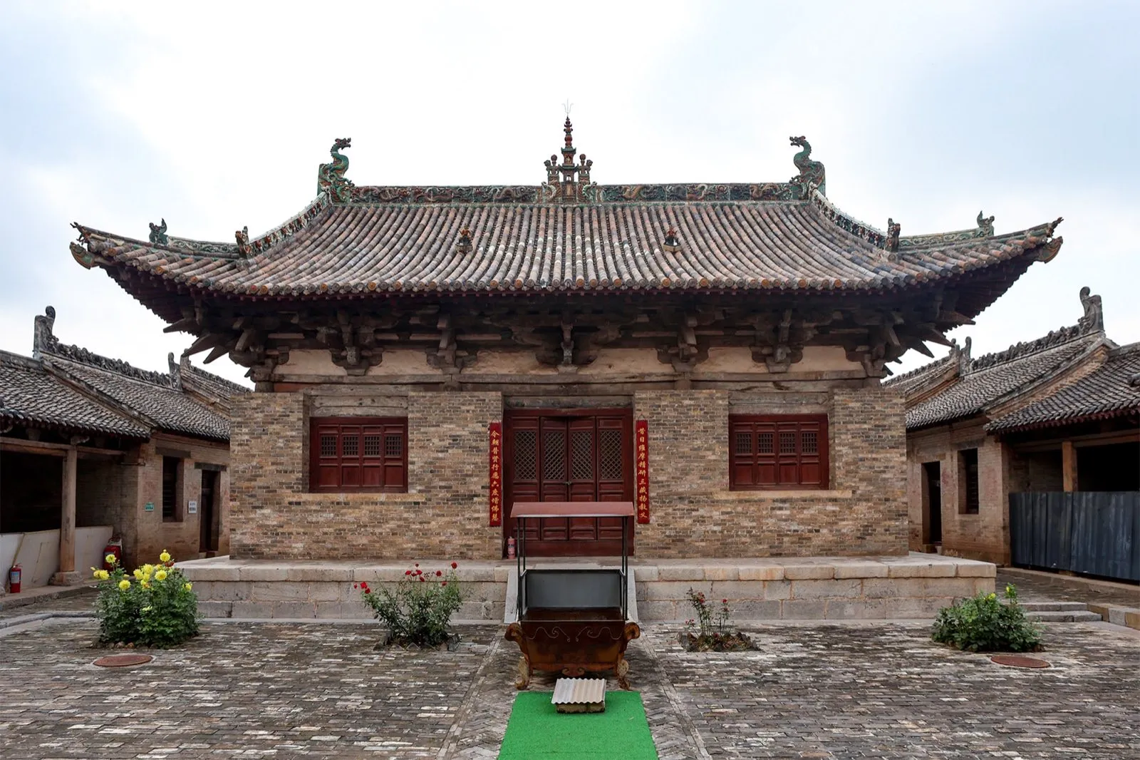 南吉祥寺院内一座单檐歇山顶殿宇,青砖墙、红色门窗